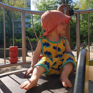 Kind mit einem Sonnenhut mit Nackenschutz von Pure Pure by Bauer